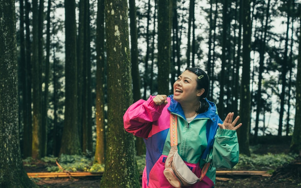 渡邊直美把山林小徑當成巨星紅毯霸氣登場。 渡邊直美把山林小徑當成巨星紅毯霸氣登場。