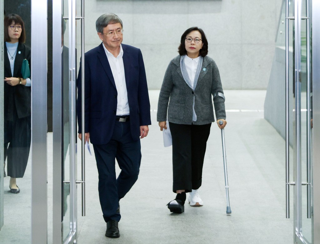 民政及青年事務務局長麥美娟則在去年底右腿受傷，需使用拐杖出入。資料圖片