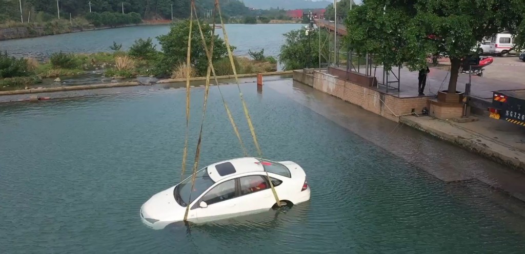 乘坐車輛不幸掉落水，要把握三個黃金自救機會。