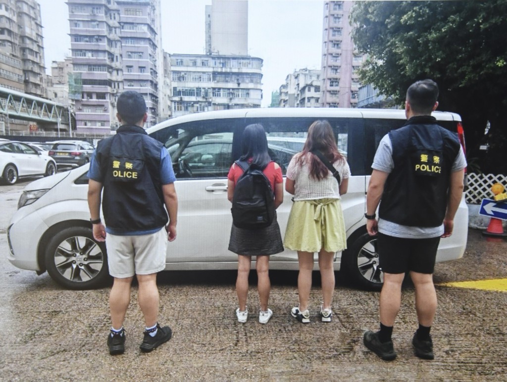 人員在餐廳內拘捕多名女子。 人員在餐廳內拘捕多名女子。