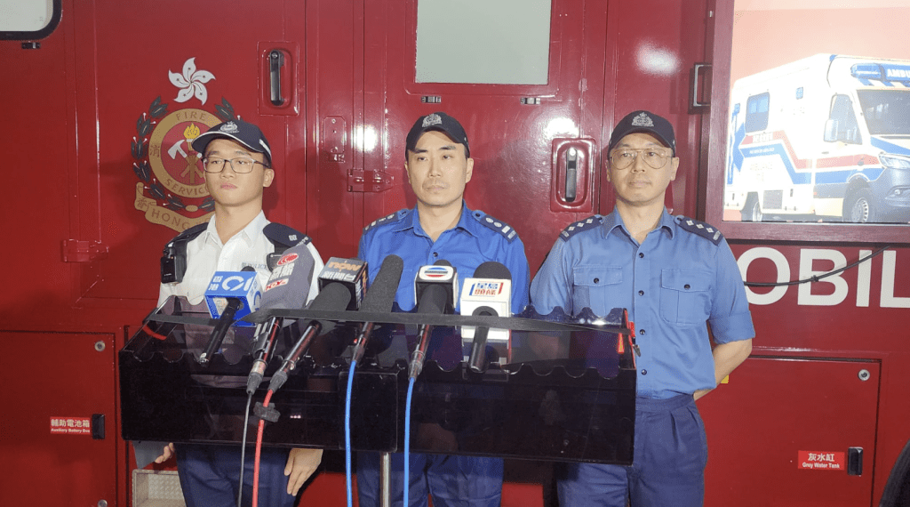 消防講解案情。消防處高級消防隊長關耀基（中）、署理高級救護主任盧紹聰（右）、旺角警區軍裝巡邏小隊第一隊督察陸展翹（左）交代案情。黎志偉攝