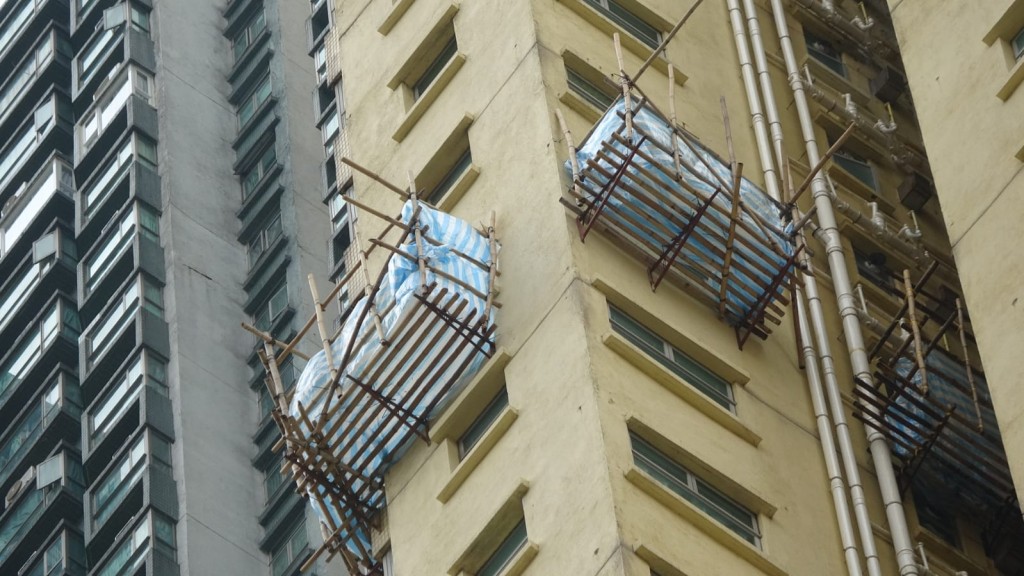 懷疑死者從竹棚墮下。 林思明攝