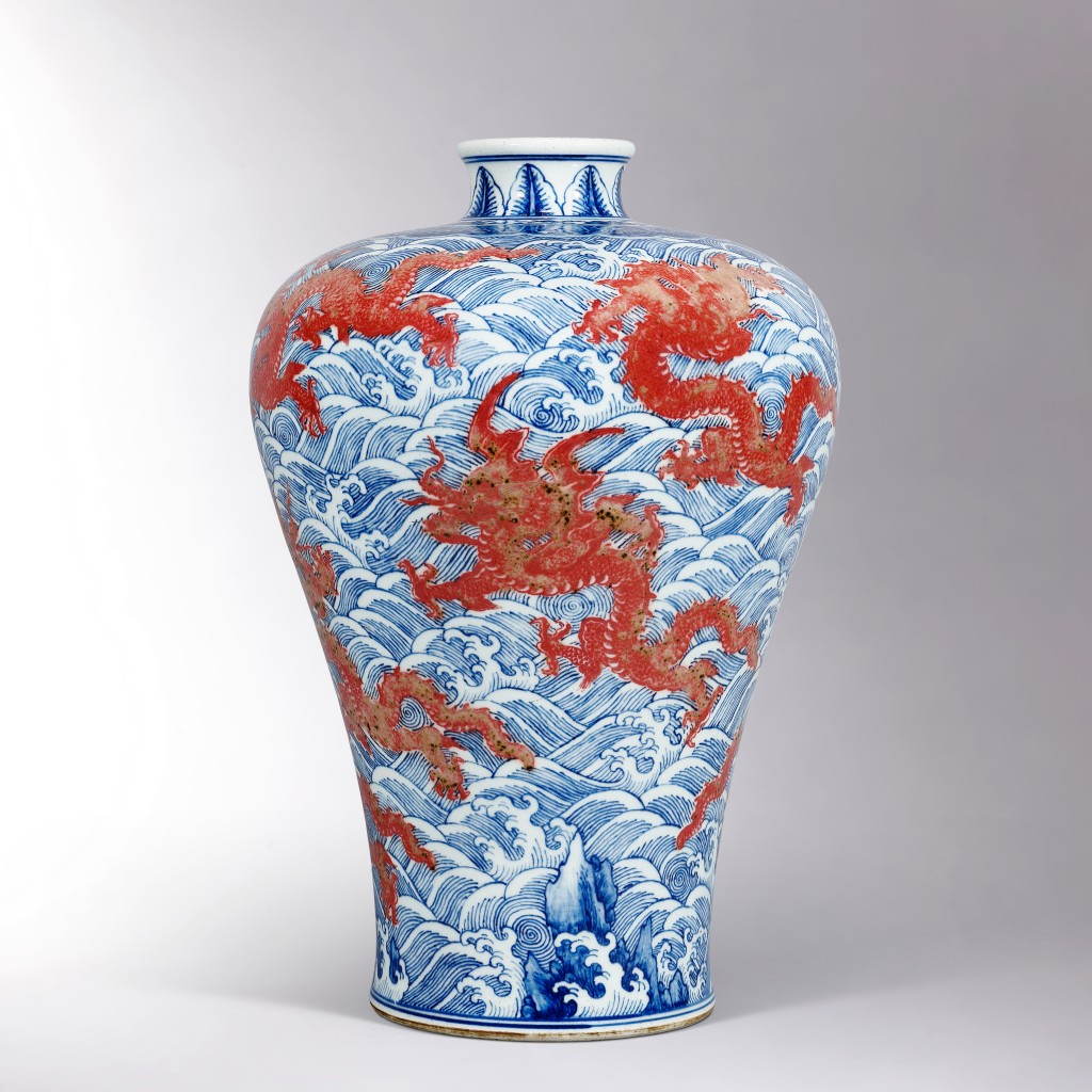 清乾隆，御製青花釉裏紅九龍閙海紋梅瓶，高34.5厘米，估價6,000,000至10,000,000港元。