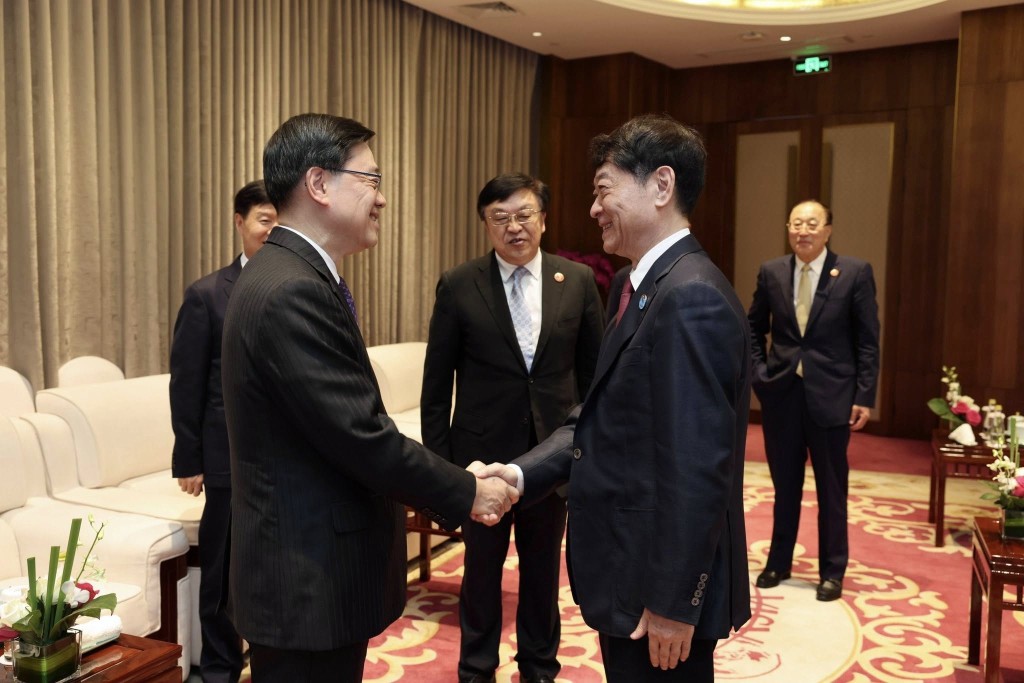 李家超與十四屆全國政協副主席、博鰲亞洲論壇中方首席代表、副理事長穆虹（右）會面。李家超fb