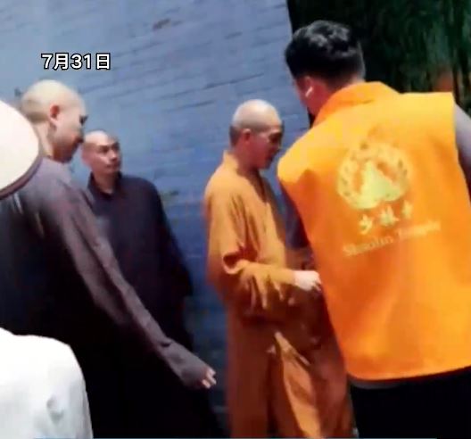 有內媒直播期間意外捕獲少林新住持印樂法師。第一財經