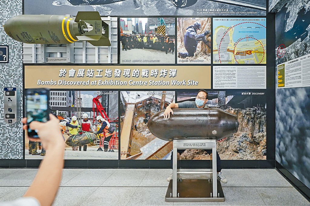會展站月台展示戰時炸彈外殼,供乘客觀賞打卡。