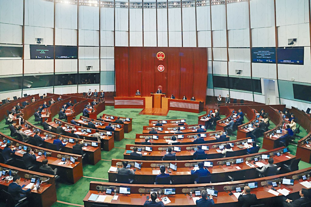 議員指,「休會」不等於放暑假,暑假的工作早安排得密麻麻,尤其是到內地考察的活動特別多。