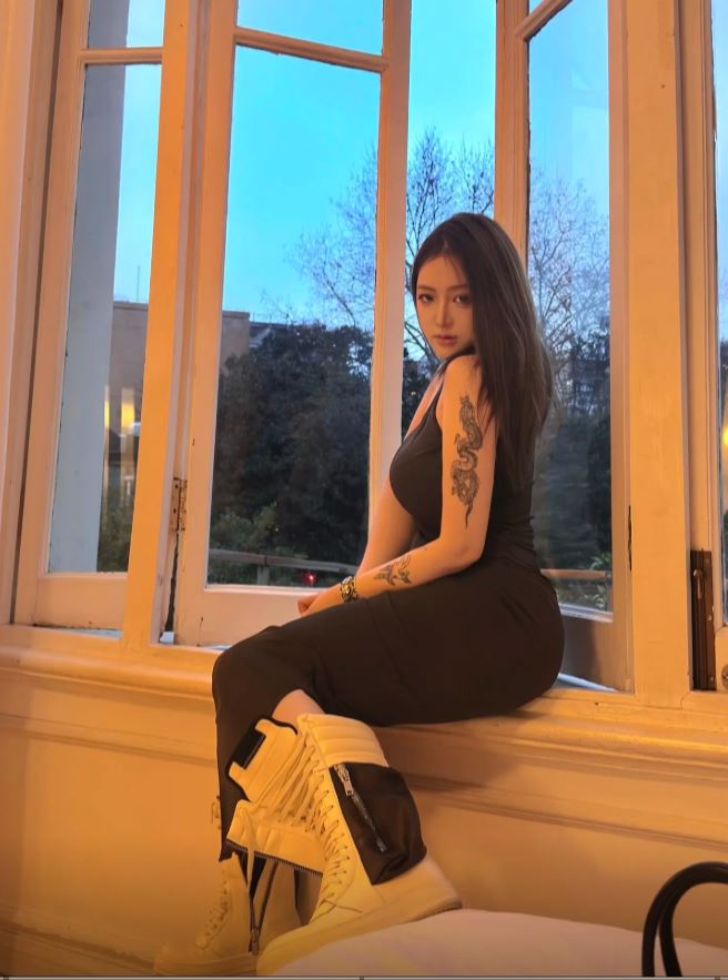 「口子姐」創業破產後改走性感路線，加入成人收費平台。抖音