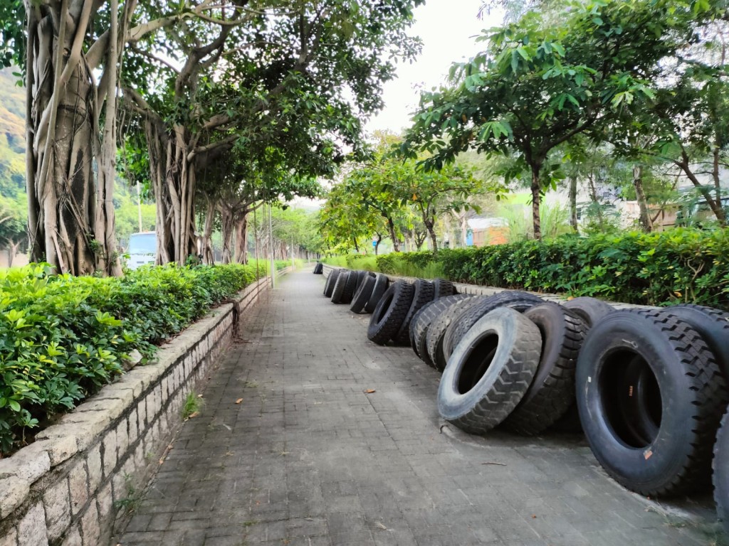 附近行人路也被修車檔霸佔，用來擺放車胎。