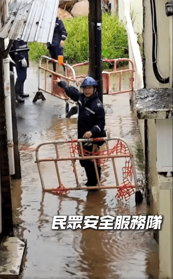 民眾安全服務隊在風雨中緊守崗位。保安局FB影片擷圖