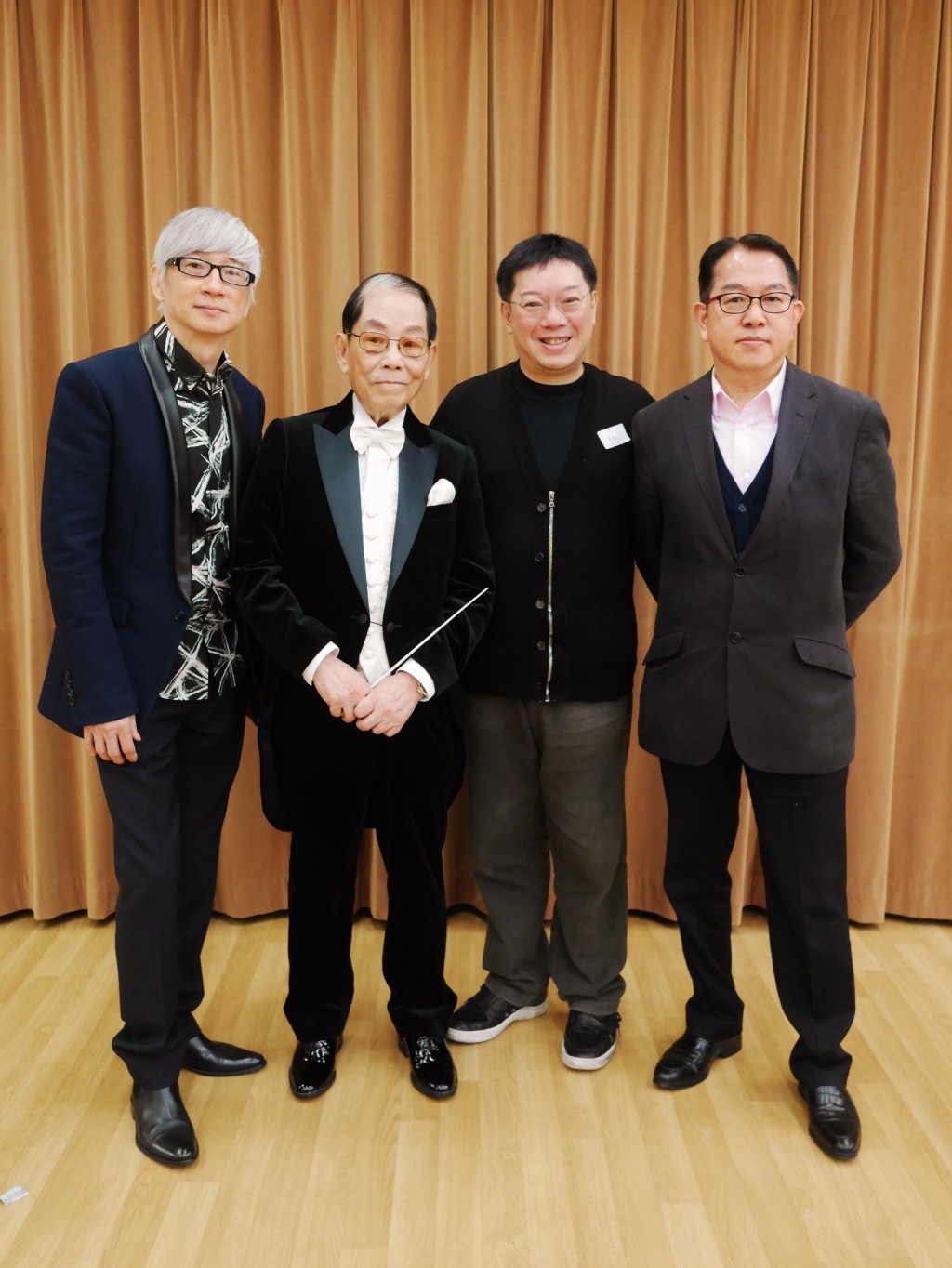 2015年「樂壇教父」顧嘉煇(左2)與徒弟徐日勤(左1)、著名 設計師陳華國(右2)、丘亞葵(右1)合照。