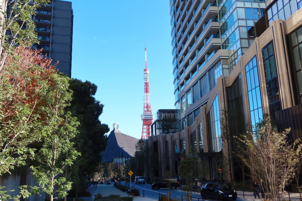 東京鐵塔近在咫尺。網上圖片