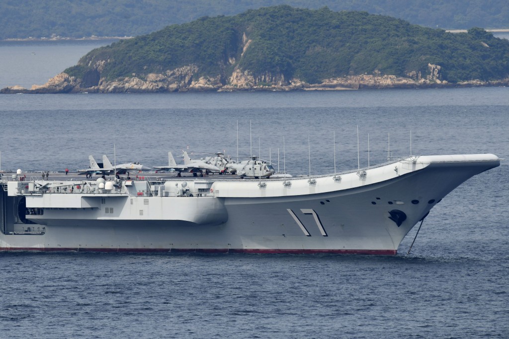 山東艦上12架艦載機整齊布列。盧江球攝