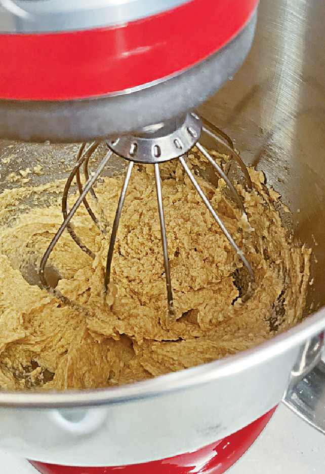 注入雞蛋和雲呢拿籽油，用攪拌器拌勻。