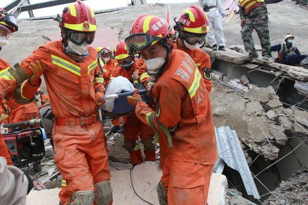 救援人員救人。網圖