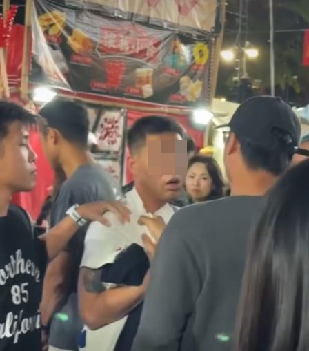 平頭男一度否認「打荷包」，聲稱：「無呀。」fb車cam L（香港群組）影片截圖