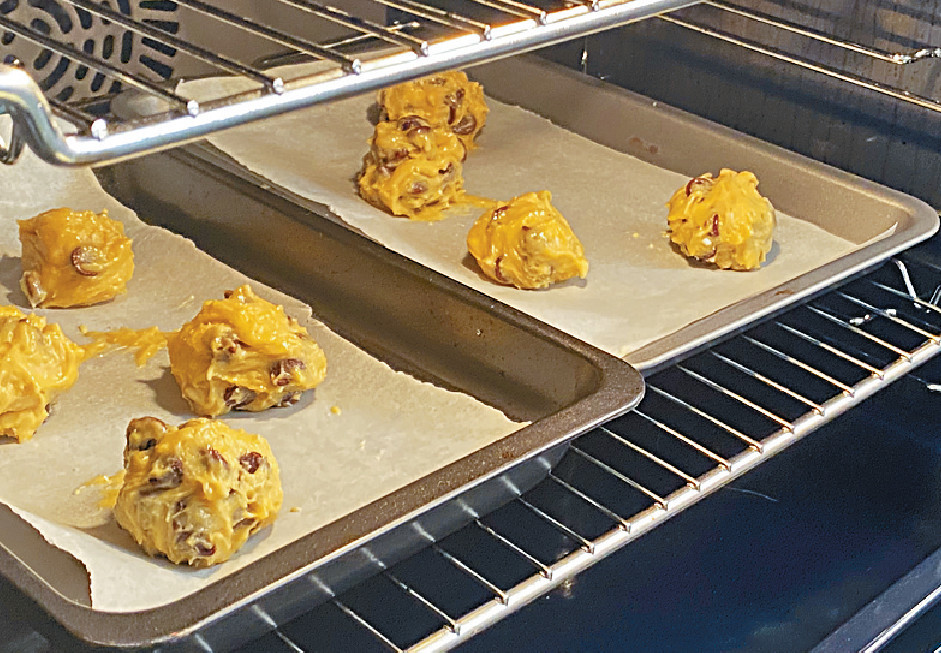 放入攝氏175度預熱焗爐焗10-12分鐘，待回室溫方享用。