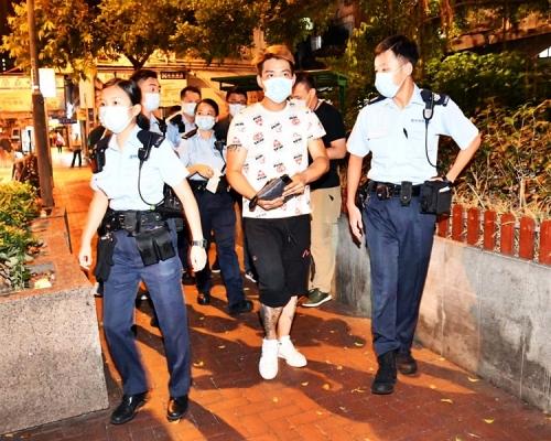 一名男子途經寧波街一休憩公園對開時，遭搶去3部手機。