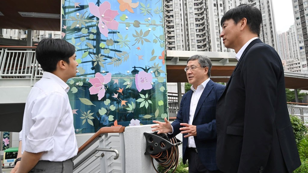 卓永興指香港仔中心行人天橋升降機外的花草圖案,綺麗奪目(卓永興社交網站圖片)