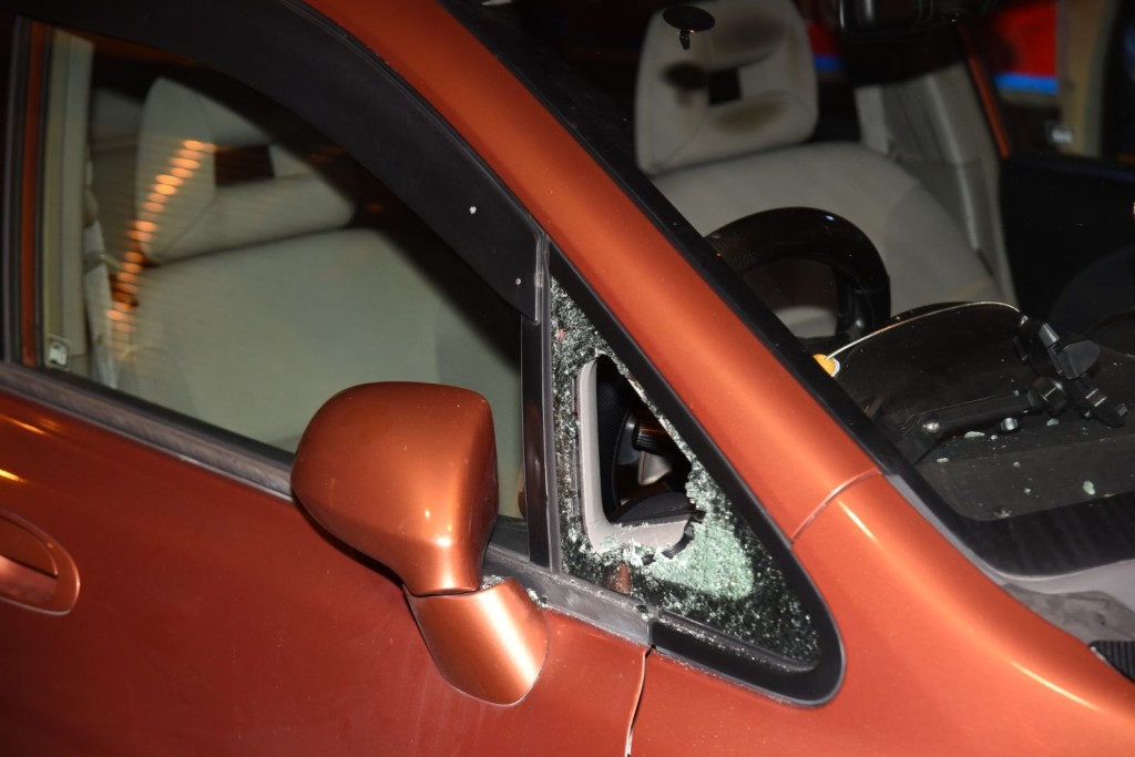 一名竊賊大角嘴爆竊一輛私家車,被市民發現並報警將他拘捕。