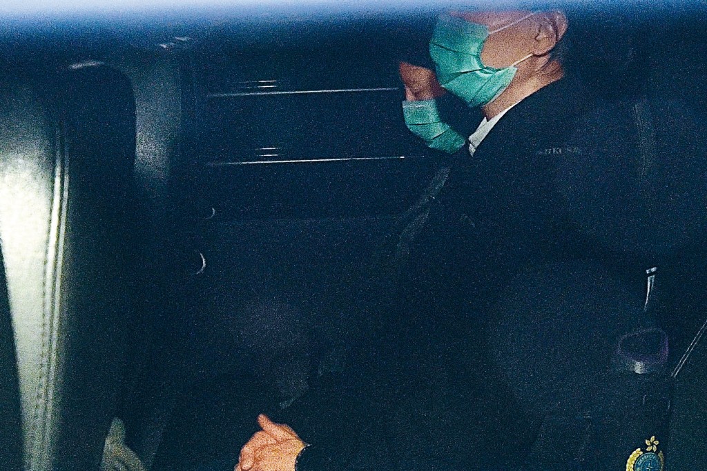 女医生麦允龄（左）被判监禁三年半。