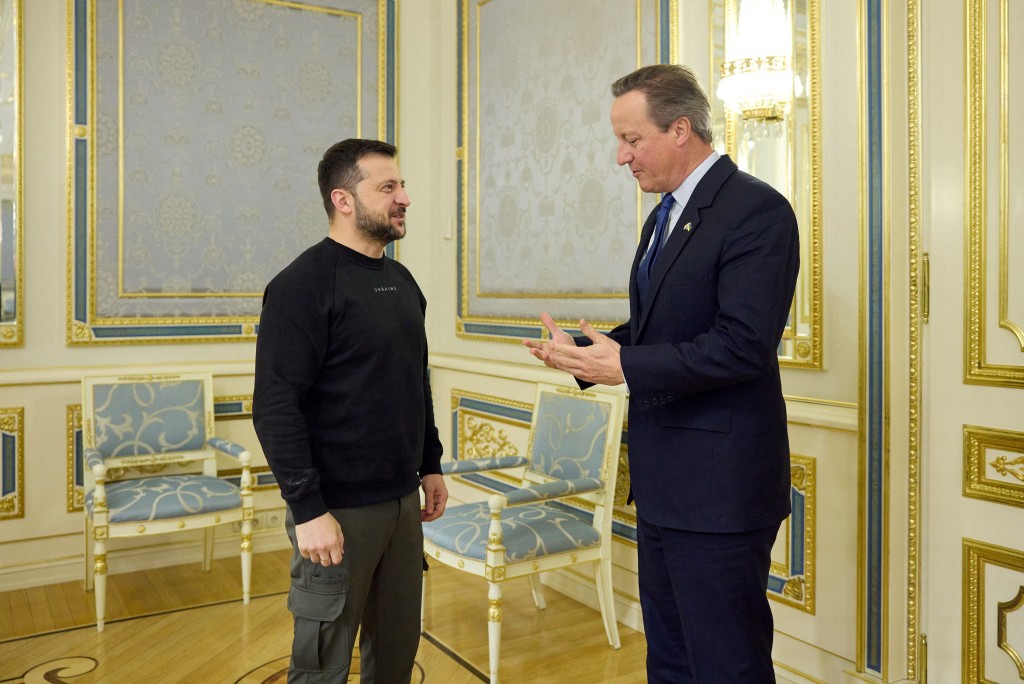 就任外相幾天後，卡梅倫即首次訪問烏克蘭，並在基輔會見烏克蘭總統澤連斯基。路透社