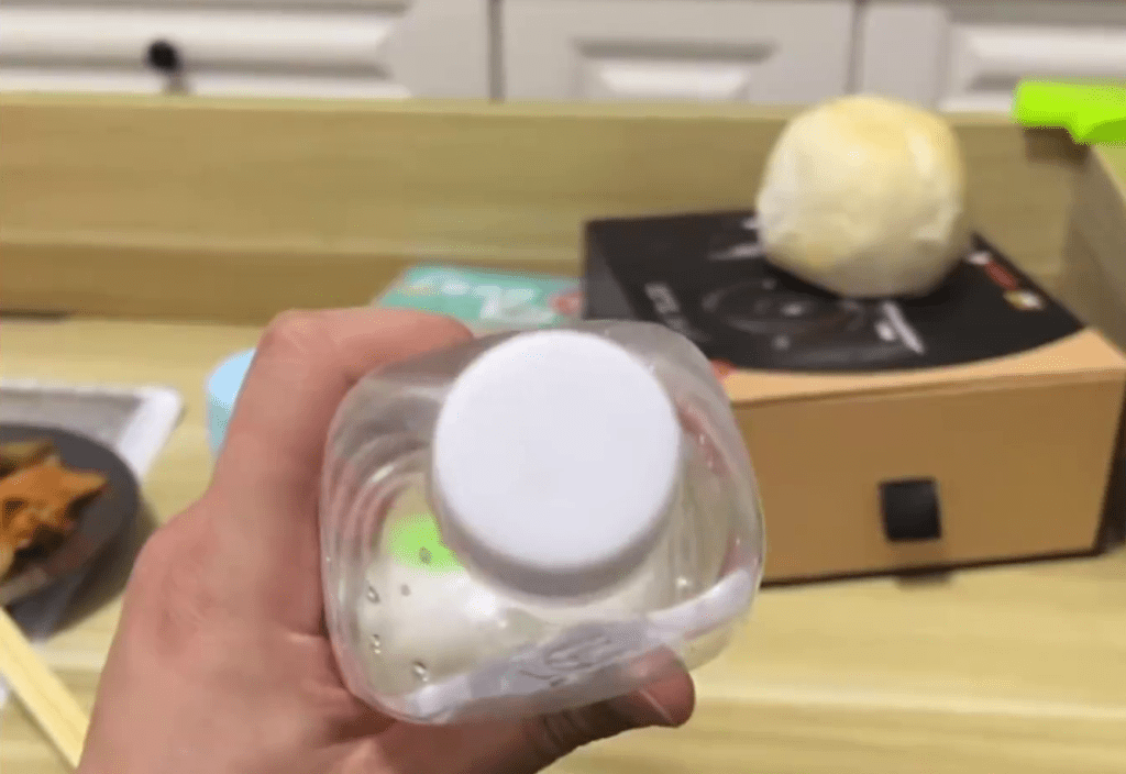 男子察觉蒸馏水的盖有异，疑有针孔。