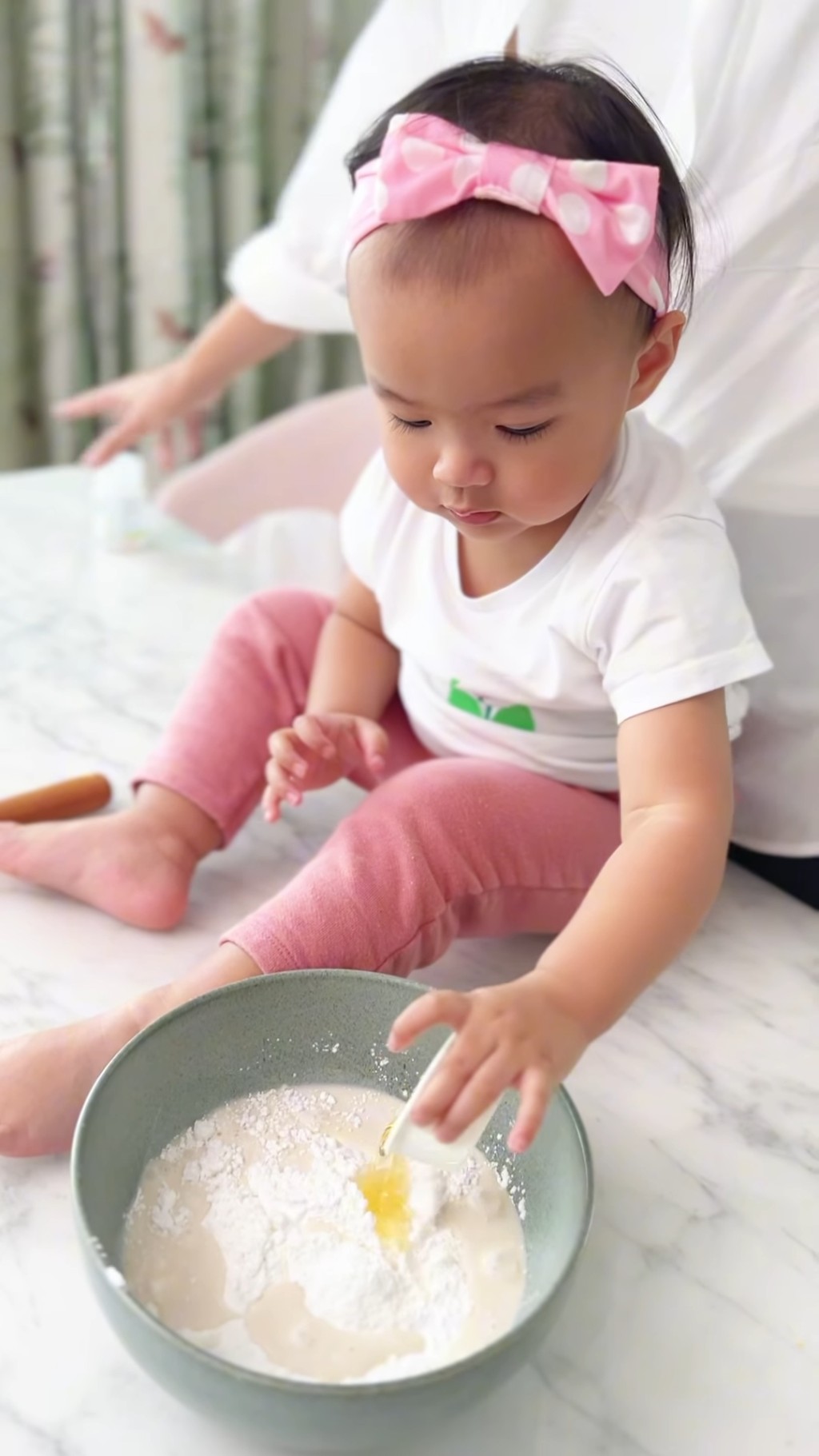 朱慧敏的女兒雖然未夠兩歲，但對下廚充滿了好奇與熱情。