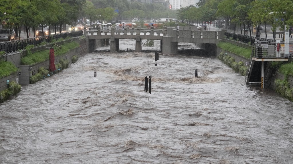 首爾周三「極限暴雨」，清溪川暴漲。 美聯社