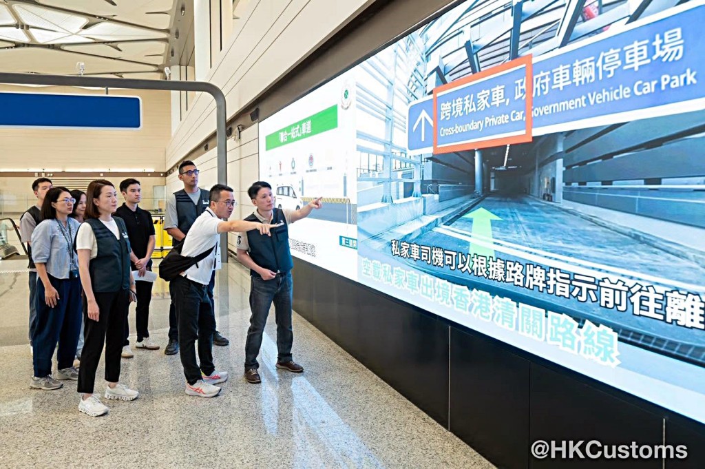 海關人員巡查新皇崗口岸配套。海關提供