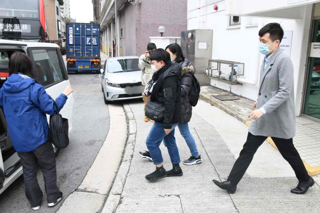 女家屬(中)認屍後乘坐七人車離開。楊偉亨攝