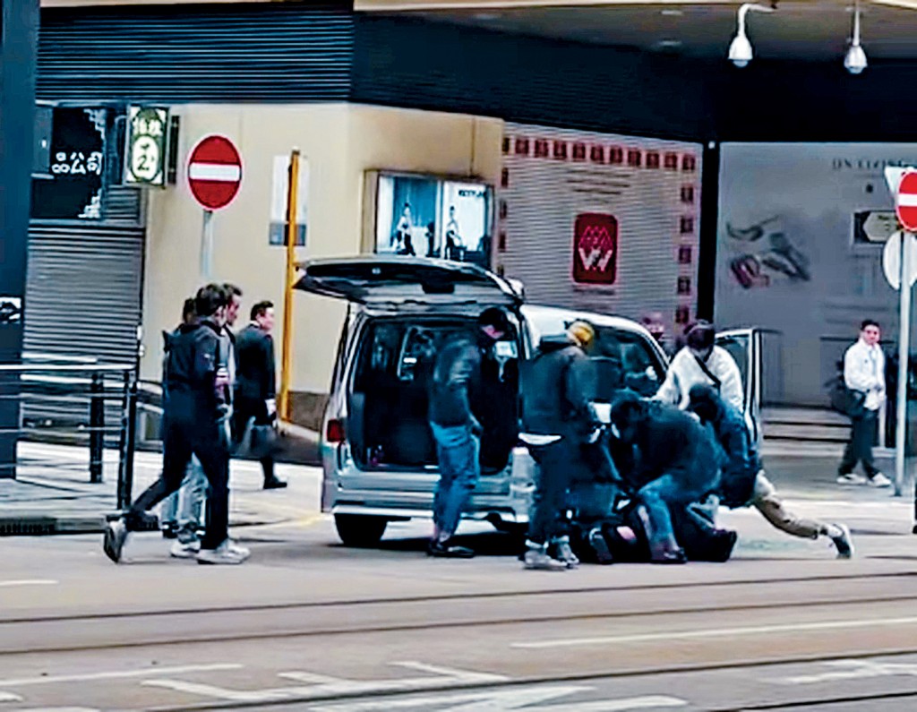 O记多名探员趁机一涌而上，将涉案私家车的司机拉出车外按地制服拘捕。