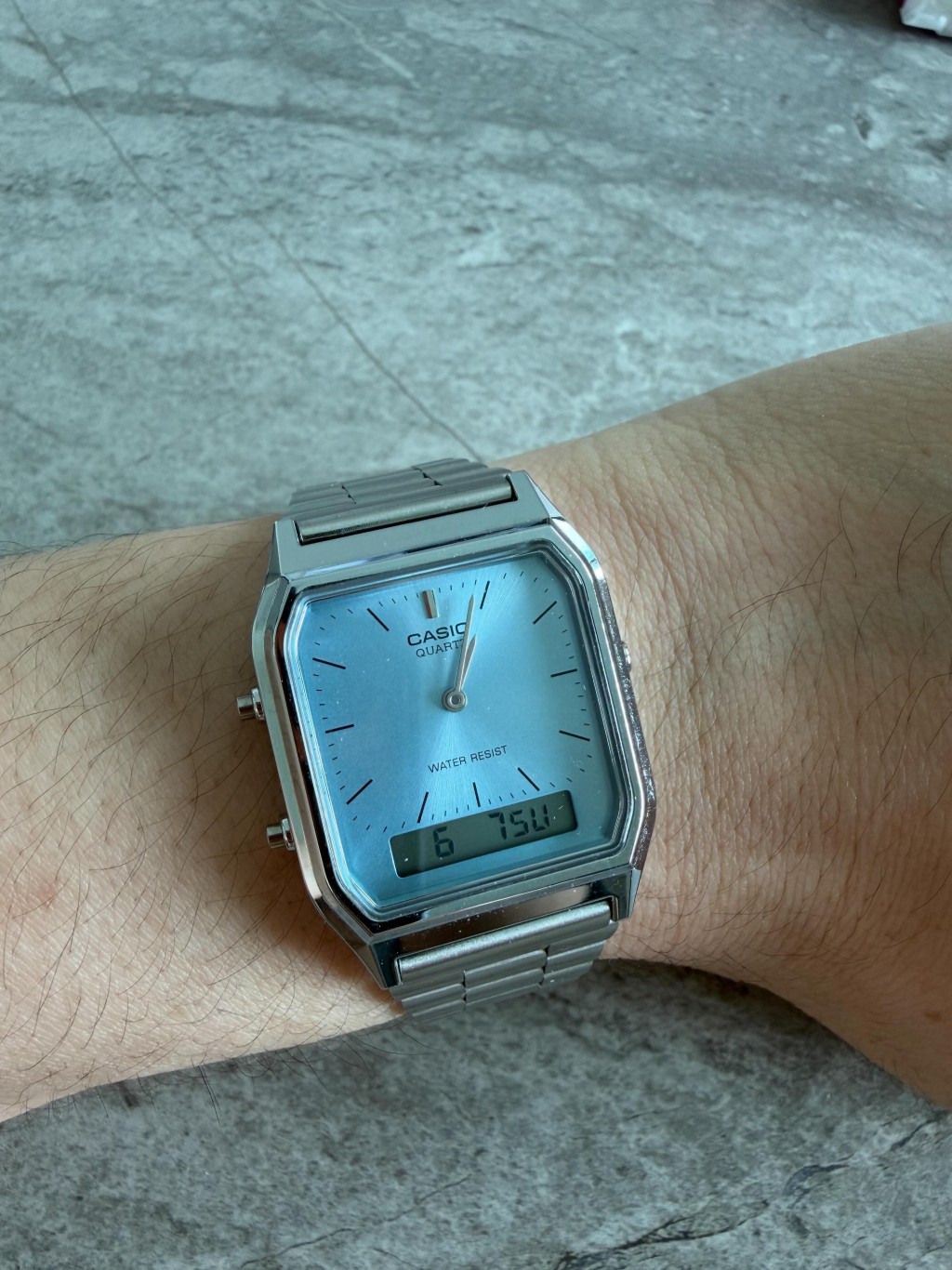 他特別鍾愛其中一款冰藍色 CASIO,更幽默地將其比喻為名錶的「平替」。(圖片來源: samuelbillyleong) 他特別鍾愛其中一款冰藍色 CASIO,更幽默地將其比喻為名錶的「平替」。(圖片來源: samuelbillyleong)