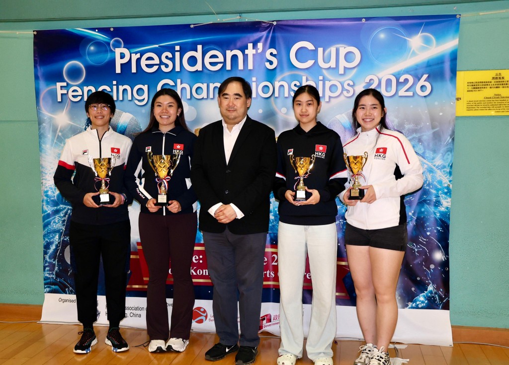女佩三甲：冠军薛雅齐（左二）、亚军欧倩莹（左一）、季军朱咏翘（右一）及魏雨田。徐嘉华摄