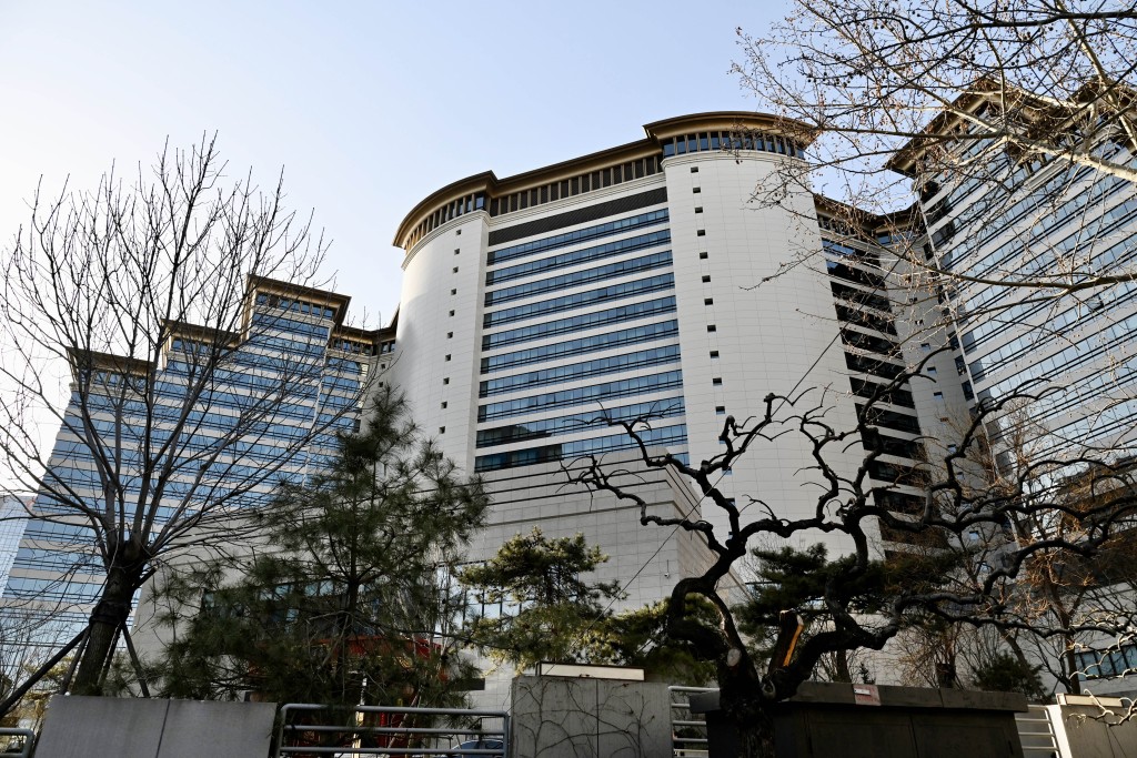 人大、政協首日首個行程是前往港澳辦新辦公大樓參觀。劉駿軒攝