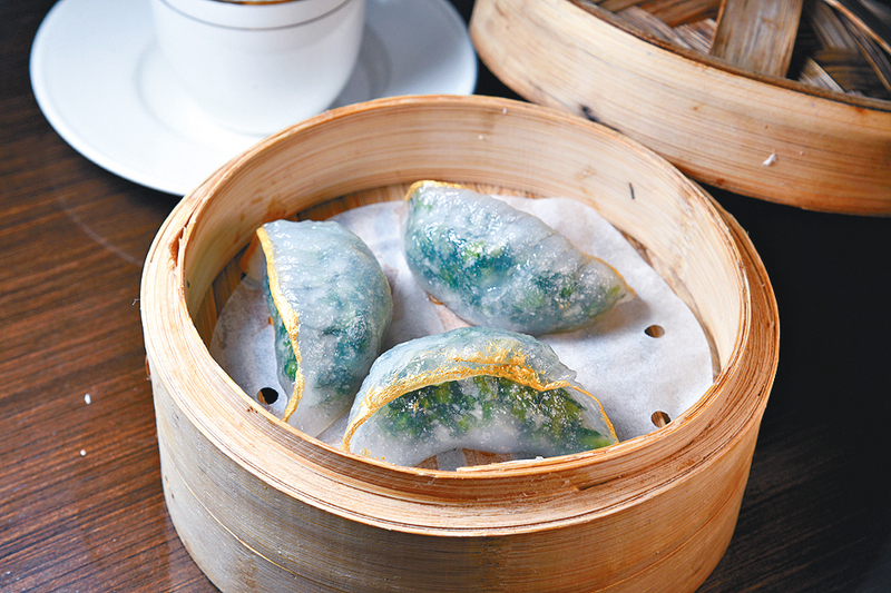 金邊帝苗餃水晶皮以金箔做點綴,餡料是清爽的皇帝菜。