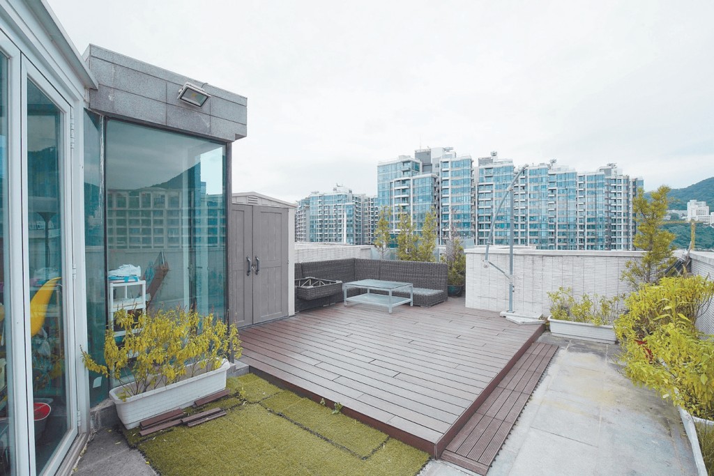 單位附設天台，外望為內園景。