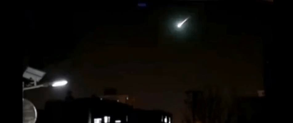 在北京，有車CAM拍下住宅大樓上方出現火流星。