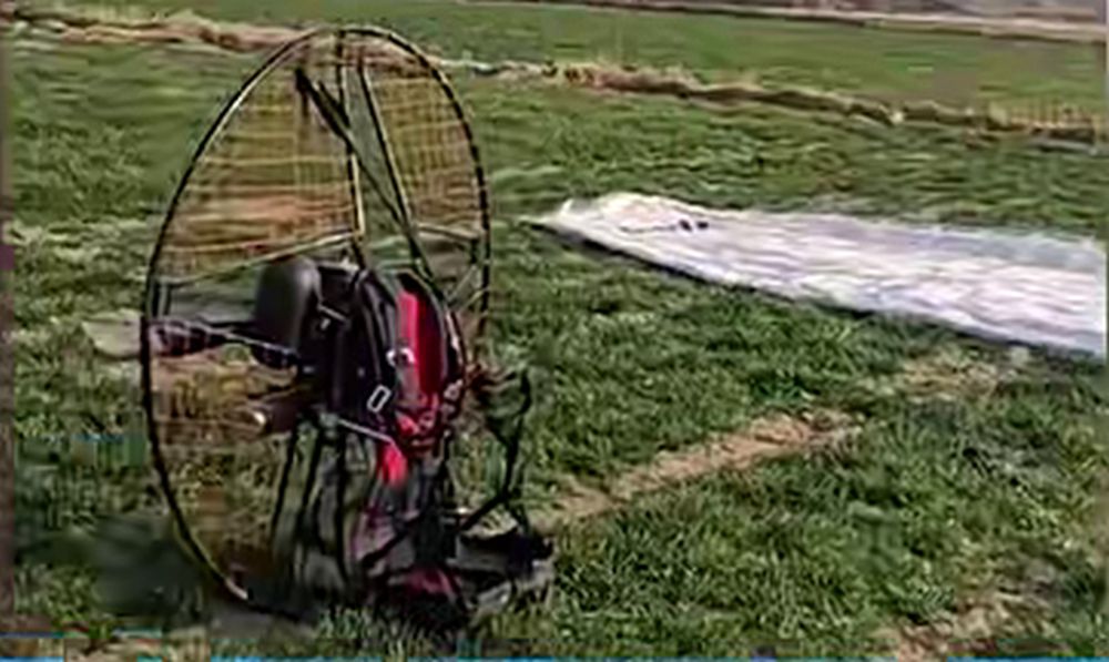 滑翔傘的設備包括一個大風扇及降傘。