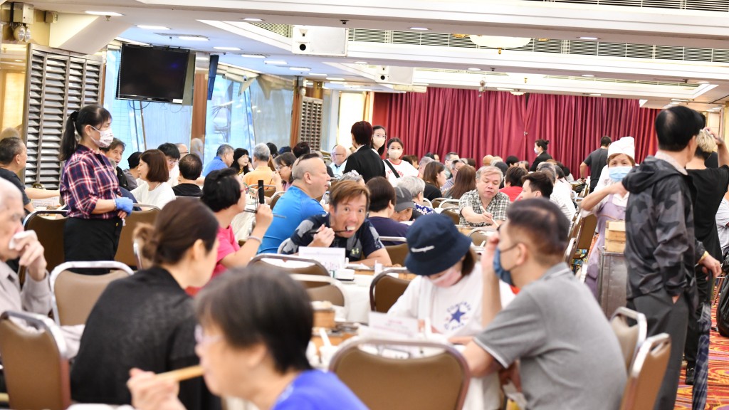 大雨無阻市民飲茶慶祝，酒樓座無虛席，負責人指訂枱近9成。禇樂琪攝