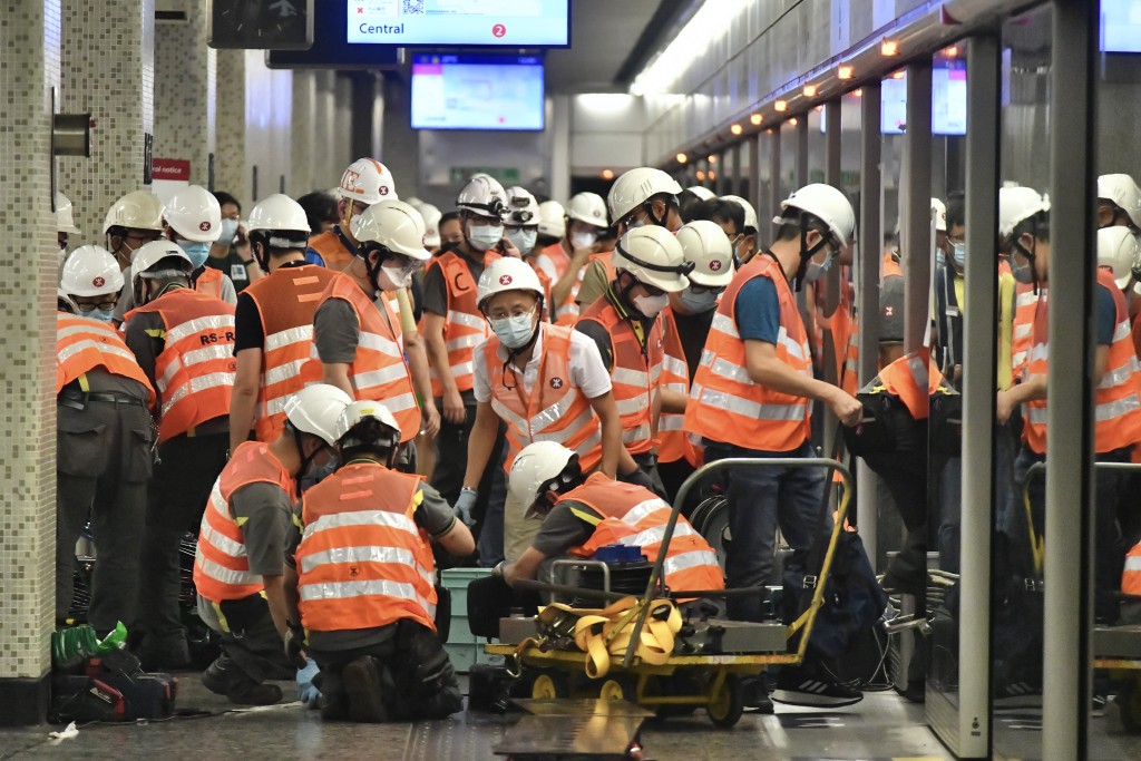 港铁发生甩门事故，大批工程人员到场。（陈极彰摄）