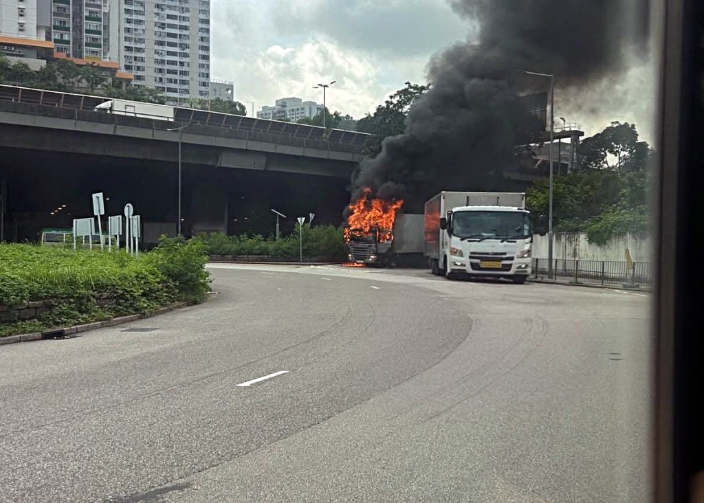 貨車陷入火海。網圖 貨車陷入火海。網圖