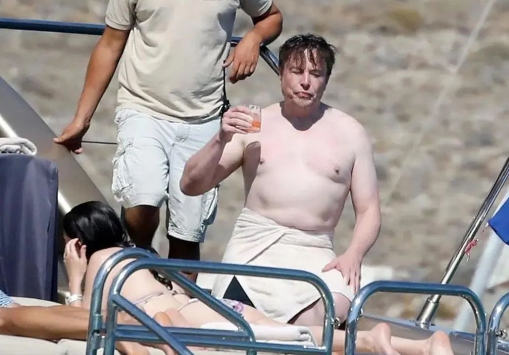 Tesla行政總裁馬斯克與好朋友們到希臘著名旅遊時，曾被指到露出一身肥肉。