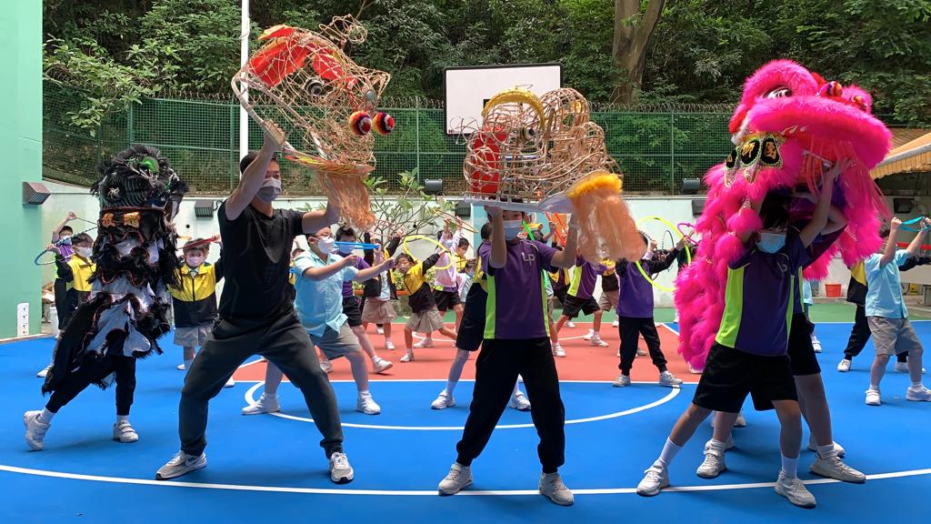 學生掌握舞獅的步伐及技巧，表現有板有眼。