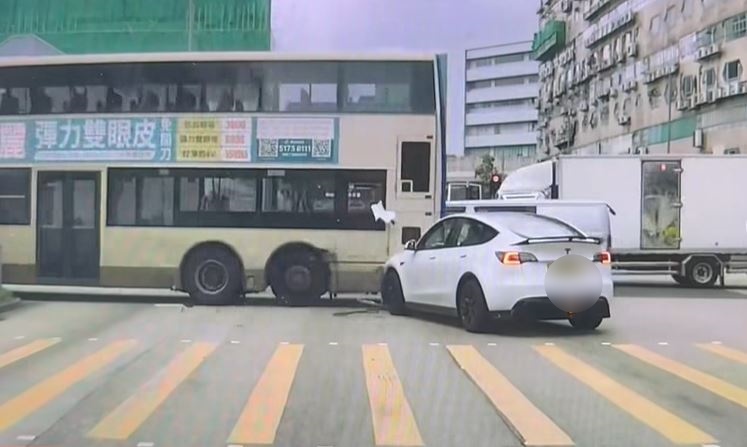 Tesla 攔腰撞向九巴。fb 車cam L（香港群組）  