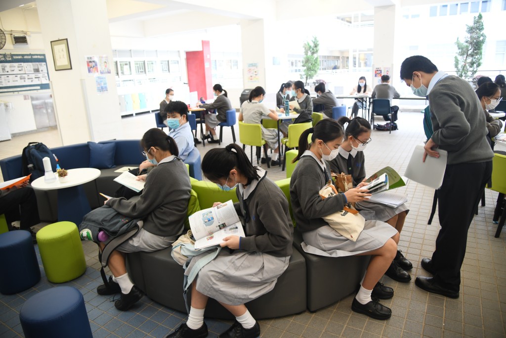 去年建成的自主學習空間為學生提供輕鬆的閱讀環境。