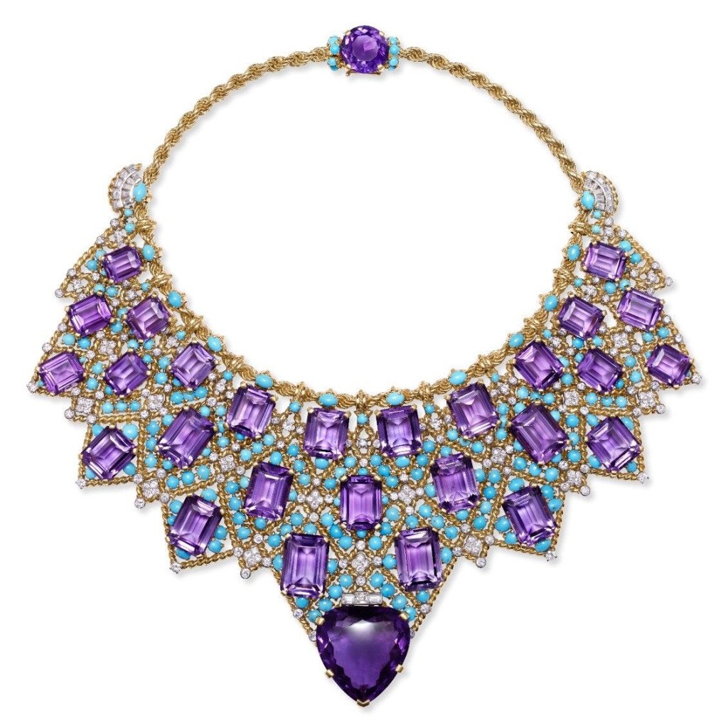 為溫莎公爵夫人於1947年特別訂製的項鍊，以金、鉑金、鑽石、紫水晶及綠松石製作。
