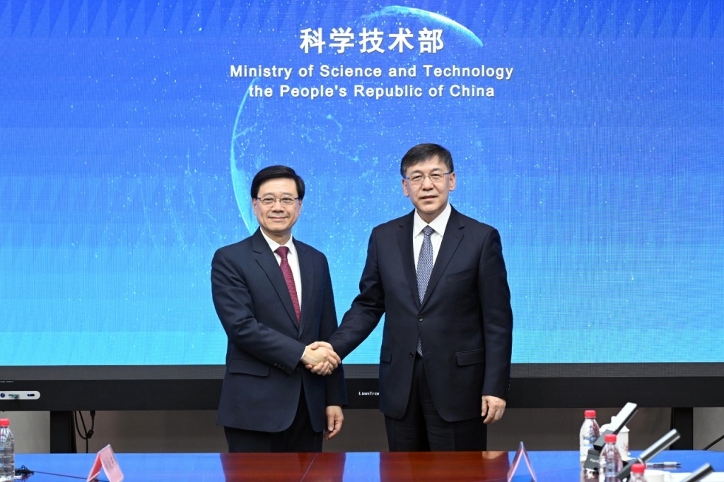 李家超（左）與國家科學技術部部長陰和俊會面。
