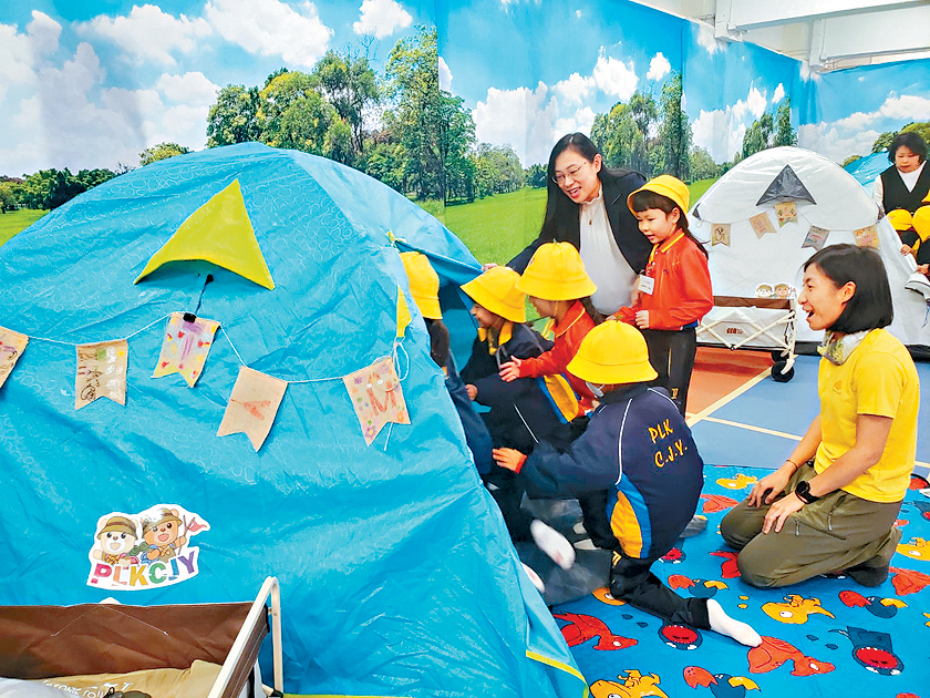 露營體驗在學校操場舉行，學生參與期間要完成與中英數常知識相關的任務。