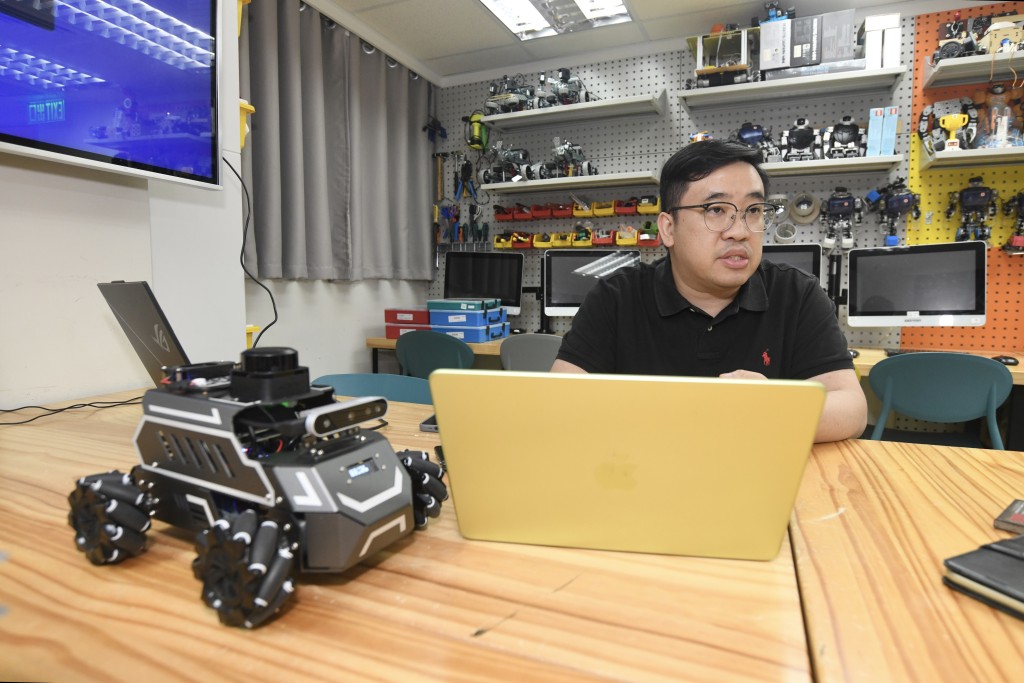 香港机械人学院总监邱嘉俊表示,懂得使用AI和不懂使用AI人士的差距会越来越大。 何君健摄 香港机械人学院总监邱嘉俊表示,懂得使用AI和不懂使用AI人士的差距会越来越大。 何君健摄